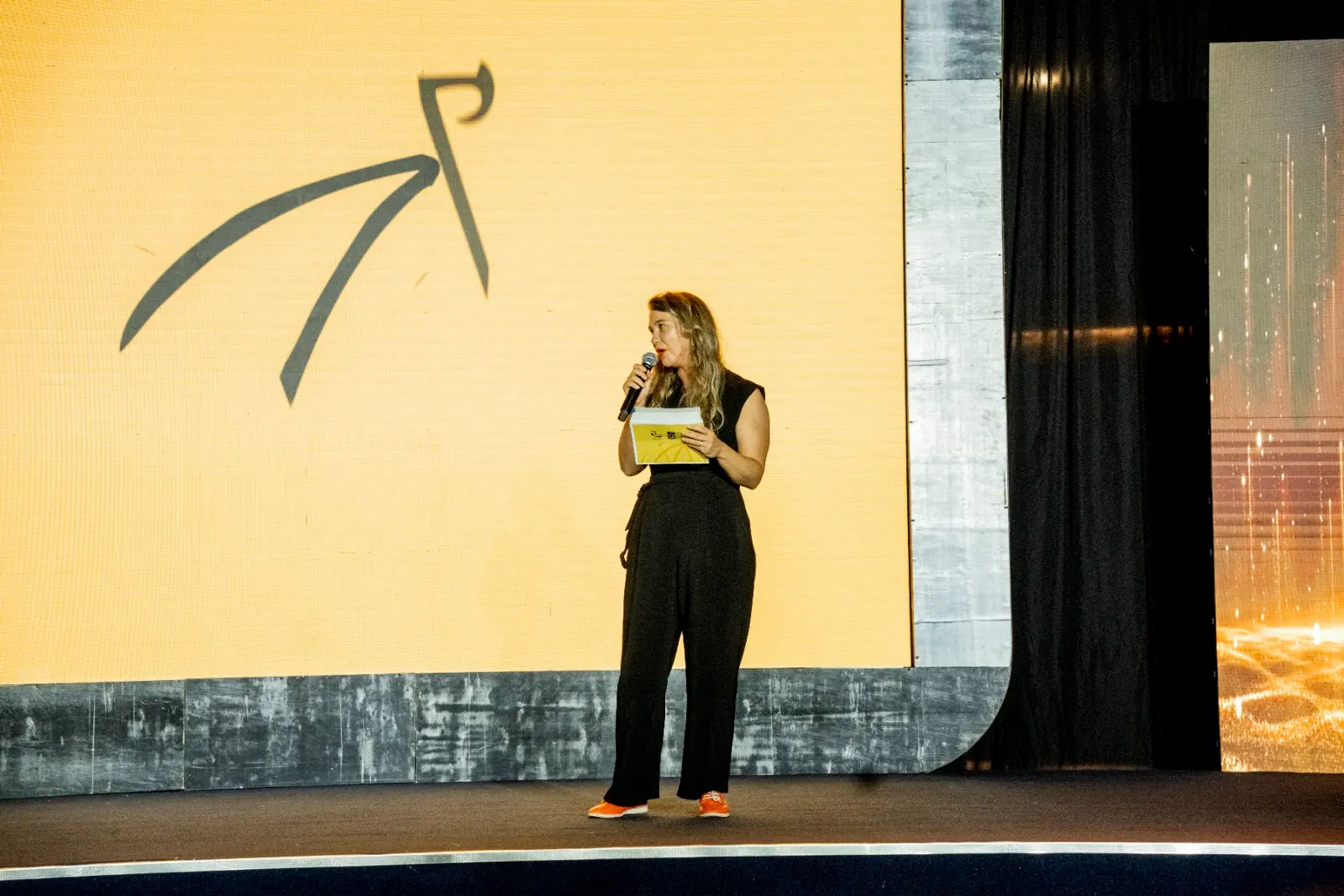 Amstel presents an award