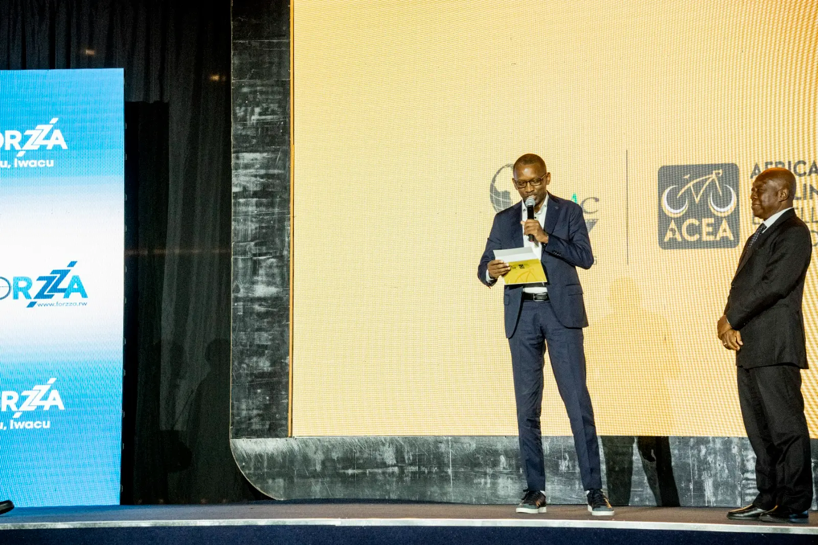 Forzza presents an award