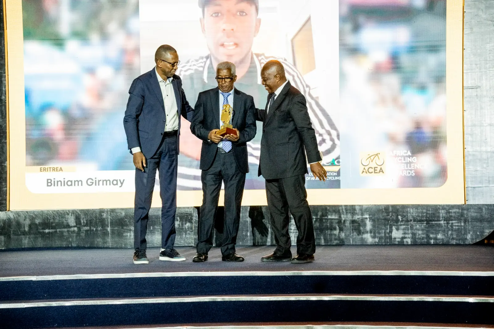 Biniam Girmay’s Men Elite award, with Forzza